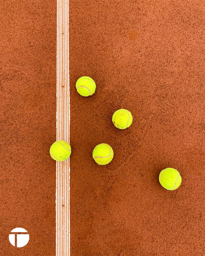 Palline da tennis Still Life su campo in terra battuta | Tennis On Court | Il tennis da un altro punto di vista.