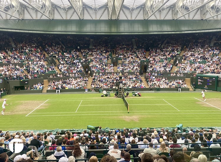 Carlos Alcaraz in azione contro Tommy Paul nei quarti di finale di Wimbledon. Campo da tennis Court No. 1 di Wimbledon a Londra | Tennis On Court | Il tennis da un altro punto di vista.