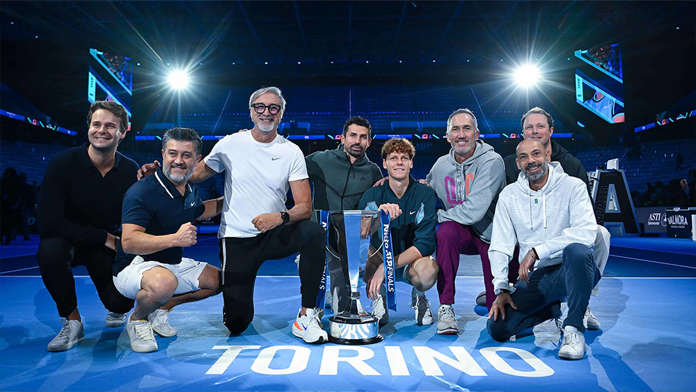 Sinner trionfa alle ATP Finals e festeggia la vittoria con la coppa e il suo team | Tennis On Court | Sito di informazione tennistica